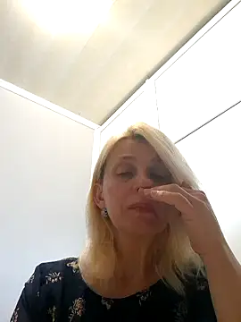 MiaLove183 online show from May 23, 2026, 10:52 am