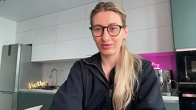 HEY KITSUNKA online show from April 10, 2026, 9:14 am