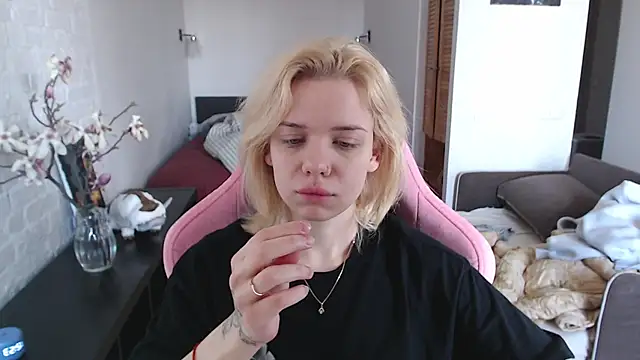 TenderChloe online show from March 31, 2026, 9:53 am