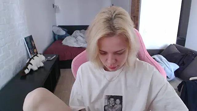 TenderChloe online show from April 4, 2026, 9:18 am