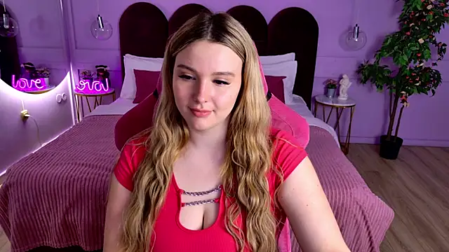 CharlotteAtwoood online show from May 19, 2026, 4:13 pm