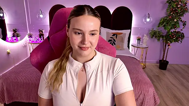 CharlotteAtwoood online show from June 22, 2026, 4:04 pm