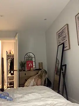 sineadxxx1 online show from April 10, 2026, 8:35 pm