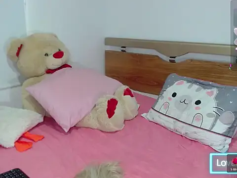 Snapshot of honey-blossom chatting on April 4, 2026, 6:49 pm honey-blossom online show from April 4, 2026, 6:49 pm