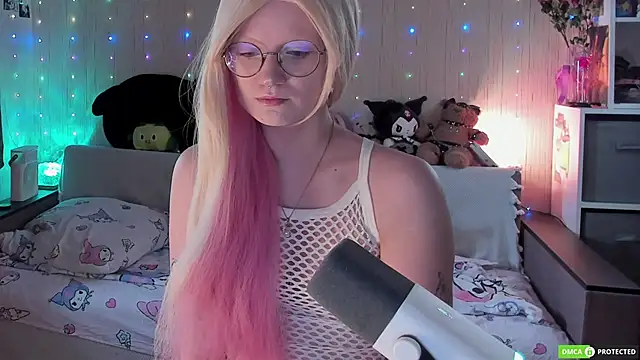 JulietFisher online show from June 15, 2026, 3:53 am