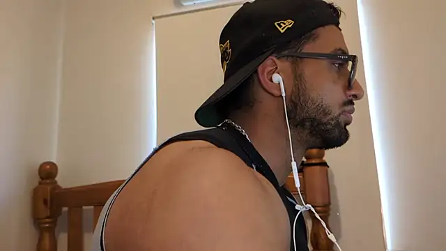 Snapshot of robin103666 chatting on April 5, 2026, 6:21 am robin103666 online show from April 5, 2026, 6:21 am