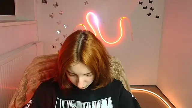 Snapshot of Butterfly_Milly chatting on April 28, 2026, 5:45 am Butterfly Milly online show from April 28, 2026, 5:45 am