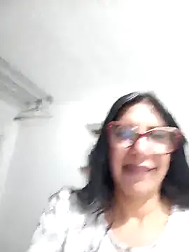 Snapshot of SamanthaRosse01_ chatting on April 17, 2026, 12:02 am SamanthaRosse01 online show from April 17, 2026, 12:02 am