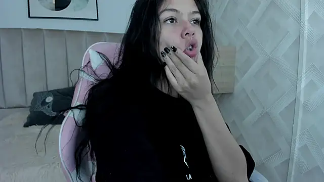 Kikii 1 online show from May 1, 2026, 9:41 pm
