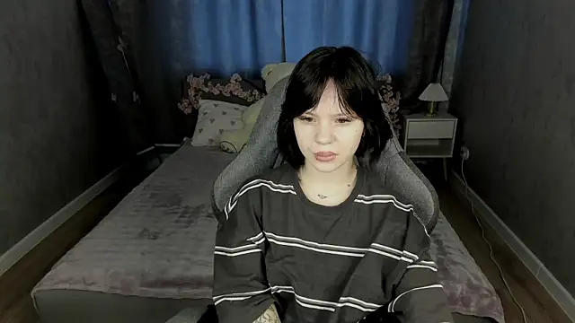 Loly Cuttie online show from May 6, 2026, 1:14 am