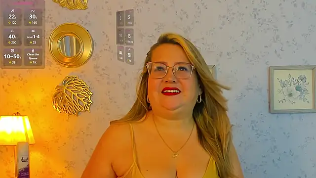 Martinacurvy  online show from March 31, 2026, 11:32 am