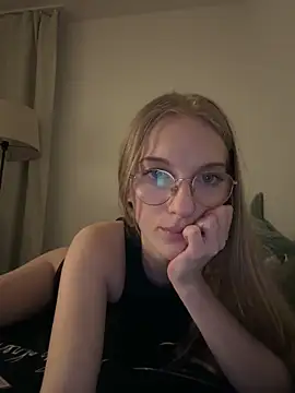 Snapshot of EvaEvis chatting on April 15, 2026, 7:58 pm EvaEvis online show from April 15, 2026, 7:58 pm
