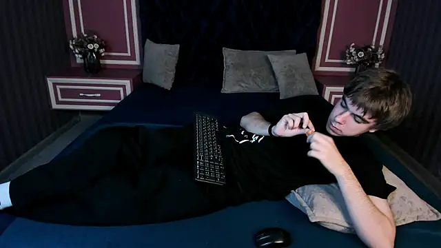 Snapshot of DaveBevy chatting on July 8, 2026, 7:51 pm DaveBevy online show from July 8, 2026, 7:51 pm