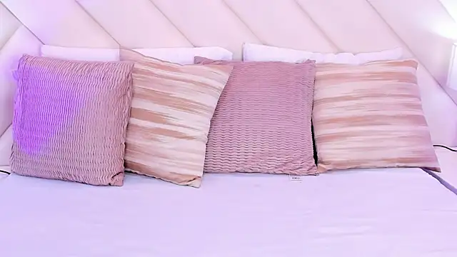 Snapshot of MoollyLove chatting on March 28, 2026, 2:05 pm MoollyLove online show from March 28, 2026, 2:05 pm