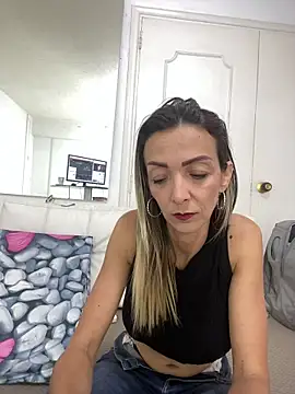 AlanaBrunetteX X online show from May 12, 2026, 10:51 pm