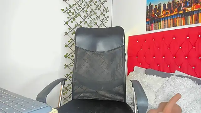 emily  dee online show from April 21, 2026, 1:06 pm
