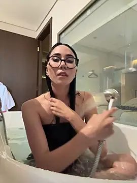 juliacosta online show from April 18, 2026, 7:29 pm