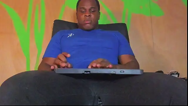 Snapshot of Ragnar_Kamau chatting on April 1, 2026, 4:02 am Ragnar Kamau online show from April 1, 2026, 4:02 am