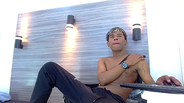 Snapshot of LuckyBluex chatting on March 29, 2026, 2:55 am LuckyBluex online show from March 29, 2026, 2:55 am