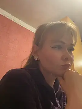 Snapshot of Kirasweetlove chatting on May 1, 2026, 7:51 pm Kirasweetlove online show from May 1, 2026, 7:51 pm