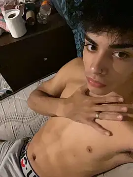 Snapshot of AgusTr chatting on April 2, 2026, 4:10 am AgusTr online show from April 2, 2026, 4:10 am