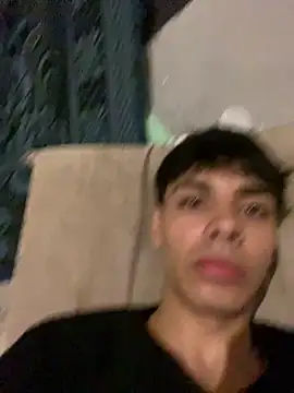 Snapshot of AgusTr chatting on April 10, 2026, 5:12 am AgusTr online show from April 10, 2026, 5:12 am