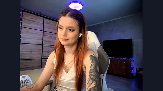 FoxyEmma online show from May 5, 2026, 1:41 pm