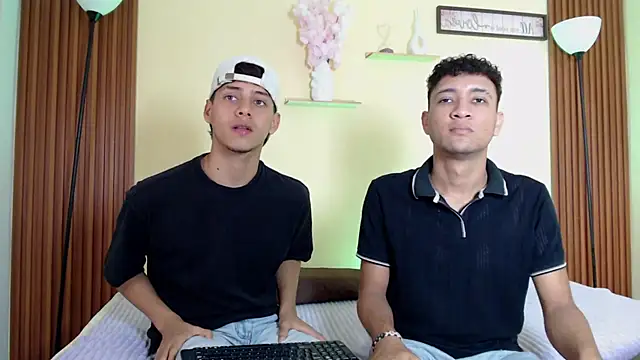 Snapshot of TwoHotTrouble_ chatting on March 31, 2026, 9:26 pm TwoHotTrouble online show from March 31, 2026, 9:26 pm