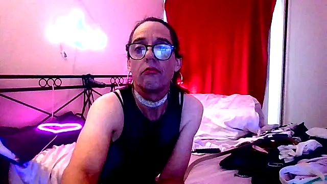 courtney1982 online show from April 5, 2026, 11:13 pm