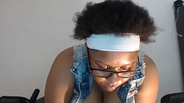 xxZoeyx online show from February 4, 2025, 12:22 pm