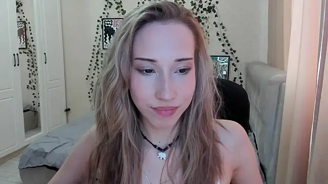 Snapshot of Emmarayder chatting on April 1, 2026, 1:41 pm Emmarayder online show from April 1, 2026, 1:41 pm