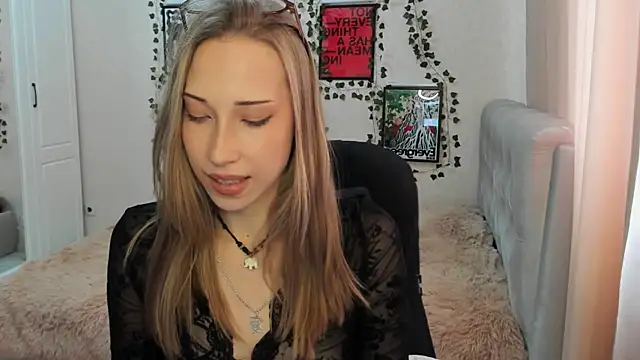 Snapshot of Emmarayder chatting on April 9, 2026, 12:43 pm Emmarayder online show from April 9, 2026, 12:43 pm