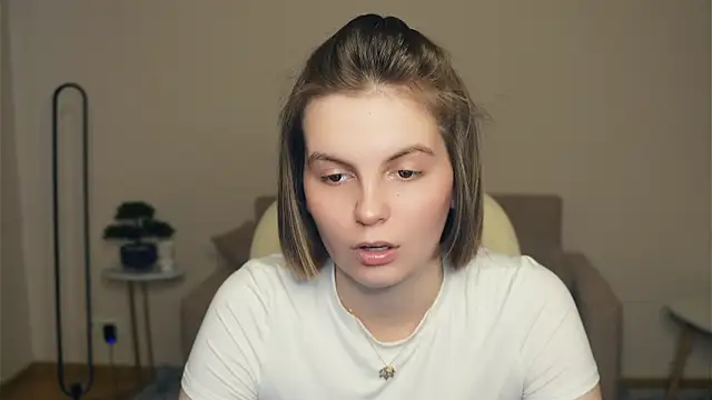 Snapshot of AnnaSchroen chatting on April 10, 2026, 9:47 am AnnaSchroen online show from April 10, 2026, 9:47 am