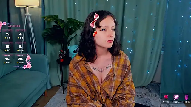 SunniPhoenix online show from April 5, 2026, 4:42 am