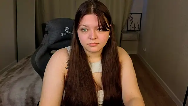 Evelyne Loo online show from April 13, 2026, 1:22 am