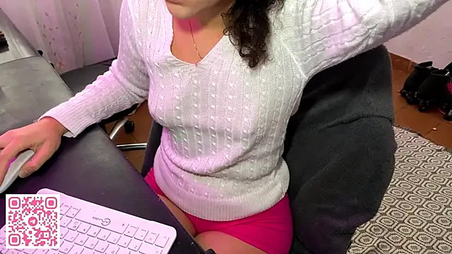 petitecurlybrunette online show from June 26, 2026, 4:22 pm