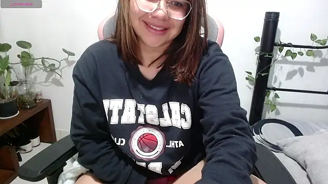 Snapshot of Elfi_333 chatting on June 1, 2026, 8:27 am Elfi 333 online show from June 1, 2026, 8:27 am