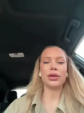 Snapshot of Girl-Mia chatting on April 4, 2026, 4:55 am Girl-Mia online show from April 4, 2026, 4:55 am