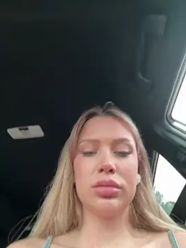 Snapshot of Girl-Mia chatting on April 9, 2026, 4:12 am Girl-Mia online show from April 9, 2026, 4:12 am