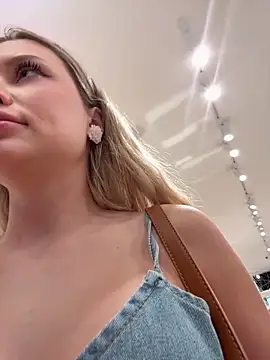 Snapshot of Girl-Mia chatting on April 9, 2026, 6:19 am Girl-Mia online show from April 9, 2026, 6:19 am