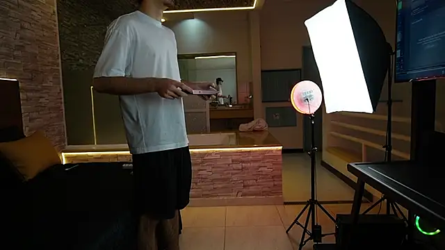 Enzo Crown online show from April 13, 2026, 8:25 pm