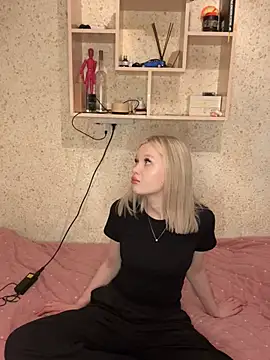 Snapshot of Velunari_ chatting on April 8, 2026, 2:28 pm Velunari online show from April 8, 2026, 2:28 pm