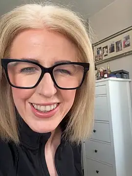 Laylaskyexx online show from April 14, 2026, 10:32 am