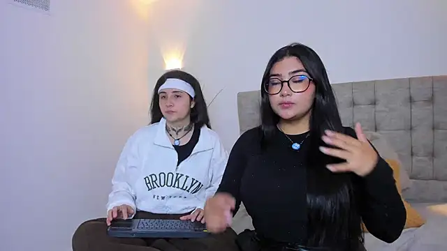 Elisa n Emma online show from April 5, 2026, 7:44 pm