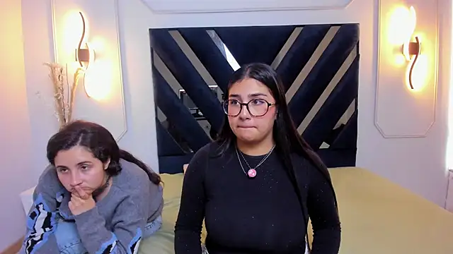 Elisa n Emma online show from April 8, 2026, 7:36 pm