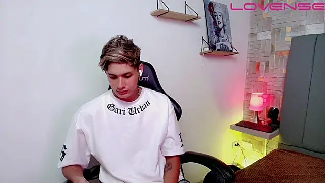 flaquito    online show from April 7, 2026, 8:42 pm