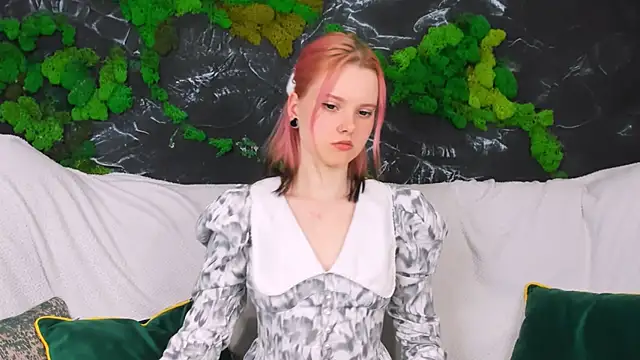 Lina Veyra online show from April 7, 2026, 12:49 pm