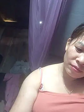 Snapshot of -Luni- chatting on June 28, 2026, 4:40 am -Luni- online show from June 28, 2026, 4:40 am
