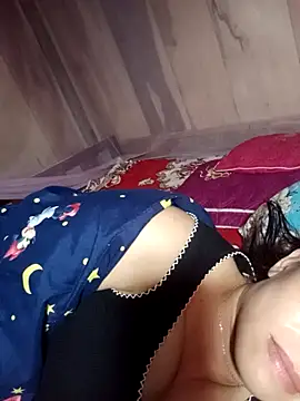 Snapshot of -Luni- chatting on July 19, 2026, 4:11 pm -Luni- online show from July 19, 2026, 4:11 pm