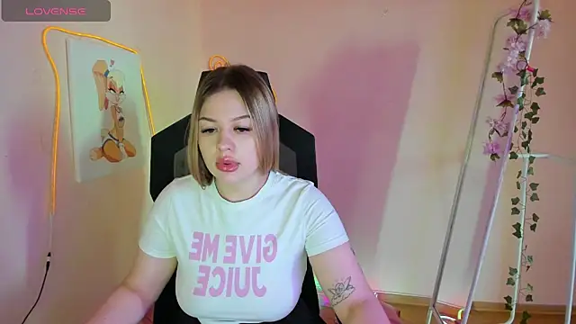 AmeliePeach online show from May 20, 2026, 1:34 am